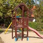 מלון דירות Platan Garden & - Volt Platan