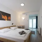 Platan Garden & - Volt Platan
