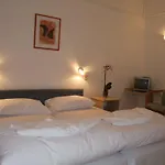 Platan Garden & - Volt Platan מלון דירות 2*