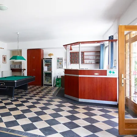 Platan Garden & - Volt Platan