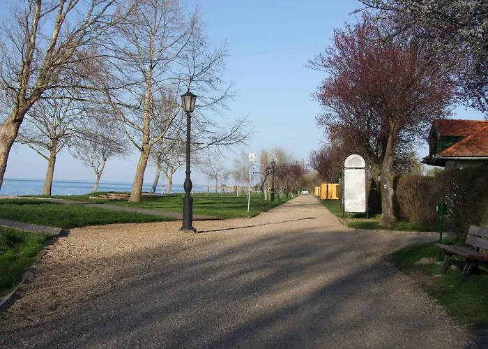 Platan Garden & - Volt Platan Apart Otel Zamárdi